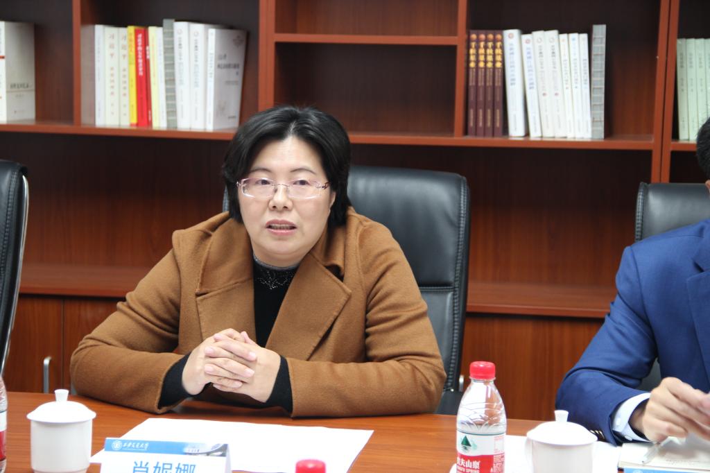 江西上栗县党委书记肖妮娜在座谈会上讲话
